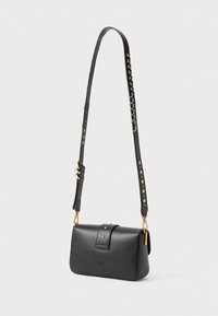 Bolsa cruzada de couro preto com formato retangular, detalhes em dourado e uma alça destacável com toques metálicos. Textura suave.