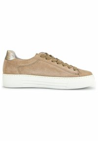 Beige Wildleder-Sneaker mit einer weißen Gummiplattformsohle, ausgestattet mit tonal abgestimmten Schnürsenkeln und einem metallischen Fersenelement. Glatte Textur, minimalistisches Design.