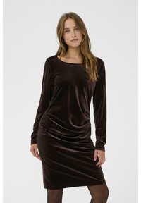 Brūns samta kleita ar garām piedurknēm un kvadrātveida dekoltē. Ir iekrāsojumi jostas vietā un pieguļošs siluets. Gluda tekstūra.