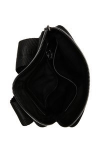 Borsa in pelle nera con chiusura a zip, dotata di molteplici scomparti interni e di una tracolla testurizzata. Fodera interna liscia.
