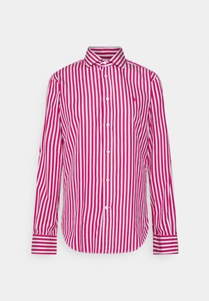 Męska koszula na długi rękaw zapinana na guziki, z pionowymi czerwono-białymi paskami i ostrym kołnierzykiem na jednolitym tle.