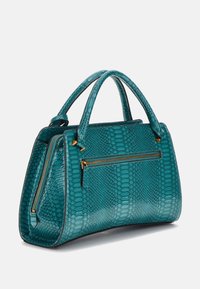 Borsa a tracolla in pelle verde acqua con stampa a serpente, con manici superiori doppi, dettagli in oro e una tasca frontale con zip. Design strutturato, texture liscia.