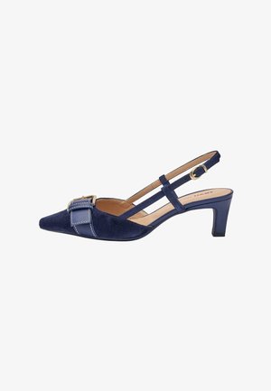 Donkerblauwe suède slingback schoen met puntige neus, lage blokhak, gouden gespsluiting en gestikte leren details.