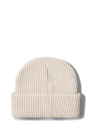Cremowa, prążkowana czapka beanie z podwiniętym brzegiem, wykonana z miękkiego, teksturowanego materiału, charakteryzująca się dopasowanym, cylindrycznym kształtem.