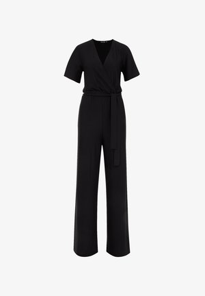 Černý overal s krátkými rukávy, překříženým předním dílem a odpovídajícím zavazovacím páskem. Má široké nohavice. Vyrobeno z měkké, hladké tkaniny.