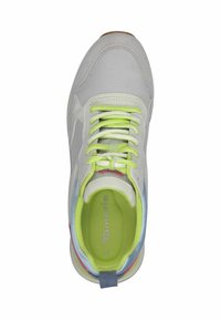 Grijze textielsneaker met neon groene veters, gewatteerde kraag en multikleurige accenten. Lichtgewicht ontwerp met een ronde neus en flexibele zool.