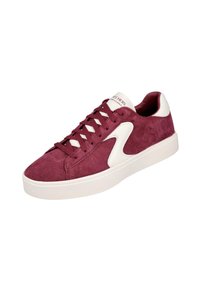 Zapatillas de ante burdeos con detalles en blanco, que presentan una puntera redondeada, un diseño de cordones y un upper texturizado para ofrecer agarre y estilo.