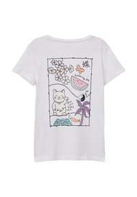 Witte T-shirt met korte mouwen, voorzien van een kleurrijke grafische print met een kat, bloemen, watermeloen en palmboom. De tekst luidt: "maak mijn dag zoeter."