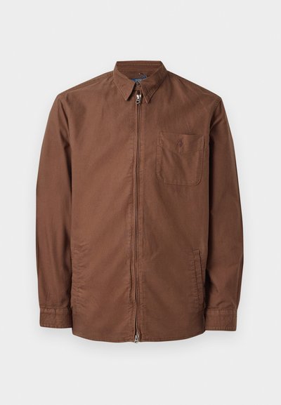 Chemise zippée marron à manches longues avec col, une poche poitrine ornée d'un petit logo brodé et deux poches latérales.