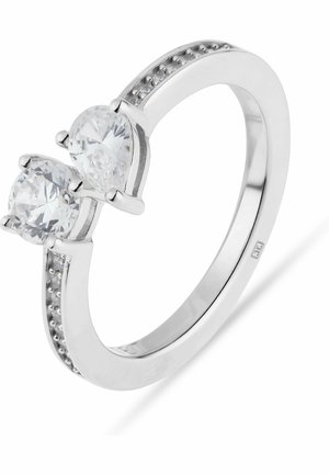 Sølv ring med to hjerteformede klare ædelstene og små runde sten sat langs båndets sider.