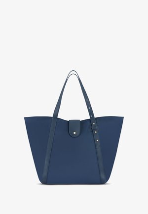 Marineblauwe draagtas met een strak ontwerp, gemaakt van soepel materiaal. Voorzien van twee lange handvatten en een bovenflap met gouden hardware-accenten.