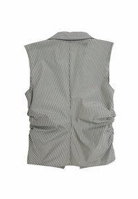 Bez rękawów koszulka w jasnoszarym kolorze z pionowymi paskami, z kołnierzykiem i marszczeniami z tyłu. Gładka faktura materiału.