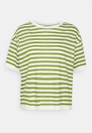 Chemise blanche à manches courtes avec des rayures horizontales vert olive et un col rond, présentée sur un fond uni.