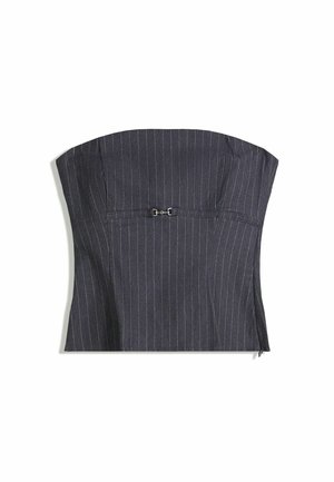 Haut sans bretelles gris foncé à rayures avec un design structuré, un décolleté arrondi et un petit fermoir en métal à l'avant.