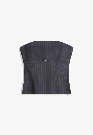 Beżowy top bez ramiączek w ciemnoszarym kolorze z prążkami, o wyraźnej konstrukcji, zakrzywionym dekolcie i małym metalowym zapięciu z przodu.