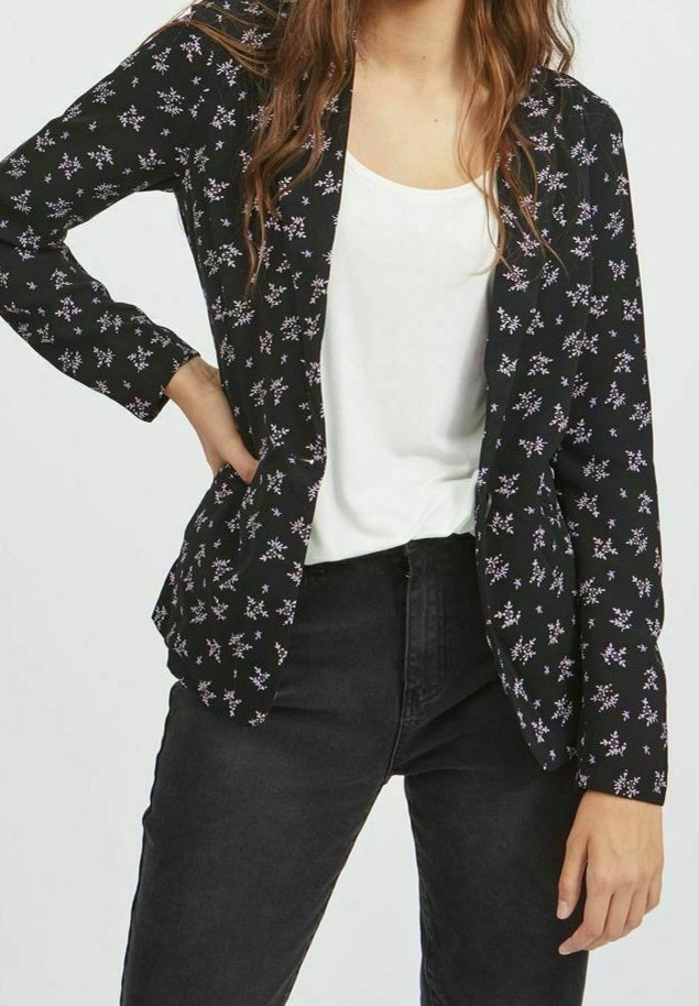 Zwarte blazer met een bloemmotief in paars en wit, met een gestructureerd ontwerp, lange mouwen en twee voorkepers.