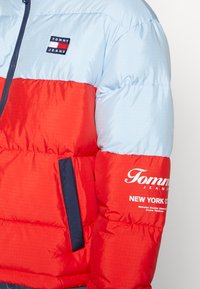 Tommy Jeans ARCHIVE MODERN PUFFER JACKET - Vinterjakke - deep crimson/multi