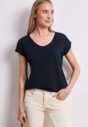 Street One, SHIRT MIT V-NECK UND CROCHET-DETAILS - T-shirt imprimé - deep blue