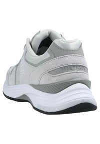 Scarpe atletiche in suede grigio e rete con una suola intermedia bianca, accenti testurizzati e un dettaglio del logo sul tallone. Collo liscio e imbottito.