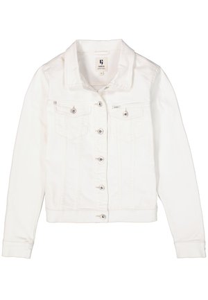 Chaqueta de mezclilla blanca con mangas largas, cierre frontal de botones, dos bolsillos en el pecho y herrajes en tono plateado. Presenta un cuello clásico y una silueta ajustada.