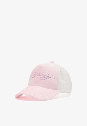 Casquette de baseball rose clair avec dos en mesh blanc et petits strass violets décoratifs formant un texte en cursive sur le devant.