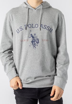 Sweat à capuche gris avec une poche frontale, cordon de serrage, et imprimé "U.S. Polo Assn." en bleu marine et rouge, présentant un graphique de joueur de polo.