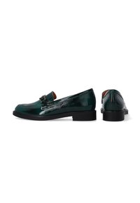 Zelené lakované loafers s elegantním designem, s malým detailním sponou a nízkým černým podpatkem.
