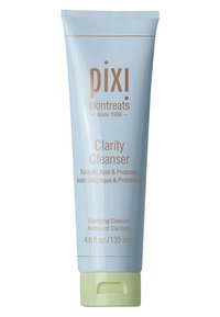 Tubetto azzurro chiaro di detergente con un tappo verde a flip-top. Il testo in marrone include "Clarity Cleanser" e dettagli su acido salicilico e probiotici.