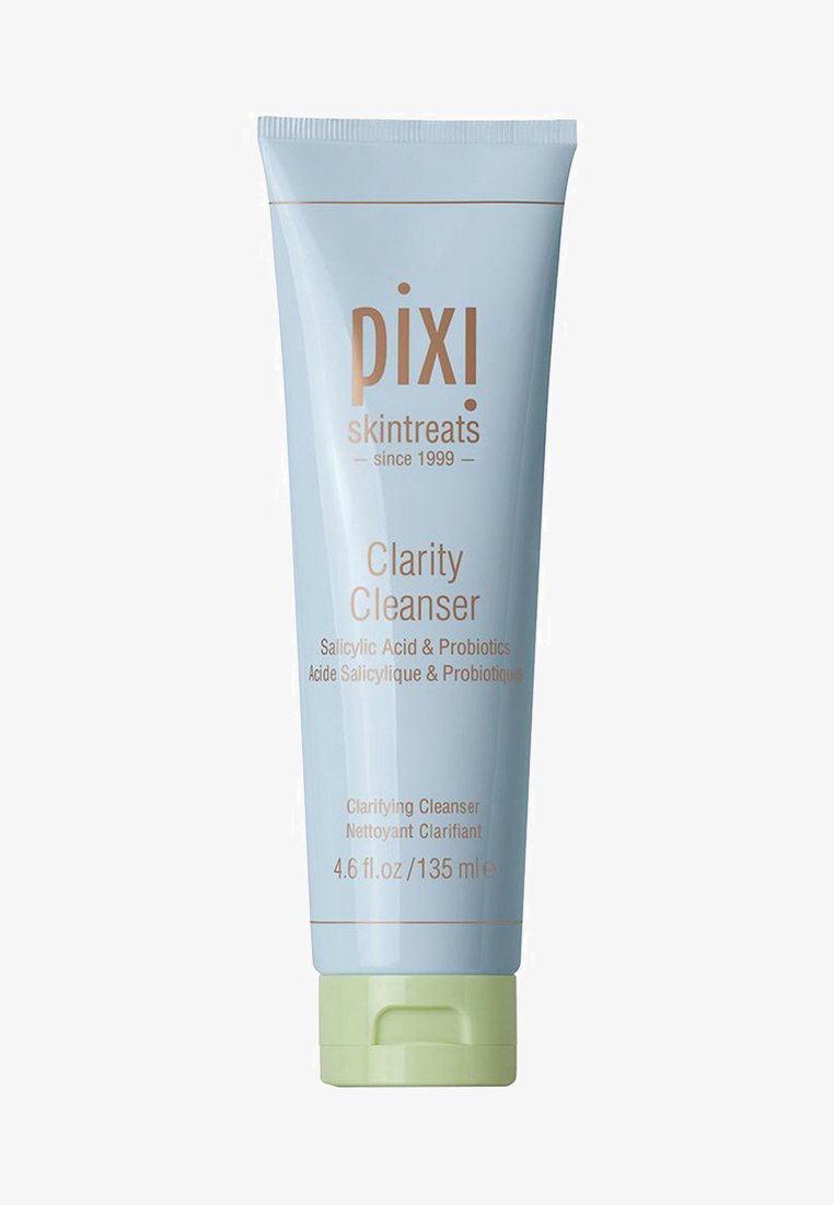 Tubetto azzurro chiaro di detergente con un tappo verde a flip-top. Il testo in marrone include "Clarity Cleanser" e dettagli su acido salicilico e probiotici.