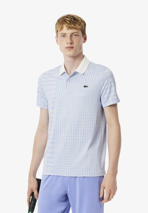 Lichtblauwe polo met korte mouwen en een ruitpatroon, voorzien van een witte kraag en een groene logo-accent. Gladde textuur, casual pasvorm.