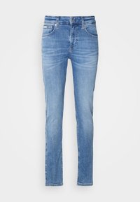 Jasnoniebieskie, dopasowane dżinsy z denimu z przednimi kieszeniami, szlufkami na pasek, zapięciem na guziki i subtelnymi wyblakłymi detalami.