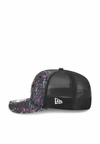 Baseballmütze mit einem schwarzen Netzrücken und einem Farbklecks-Muster in Pink, Blau und Weiß auf der Vorderseite. Mit einem Logo an der Seite.