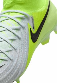 Scarpini da calcio Nike in giallo brillante e grigio, con una parte superiore testurizzata, swoosh nero e lacci bianchi, progettati per trazione e prestazioni.
