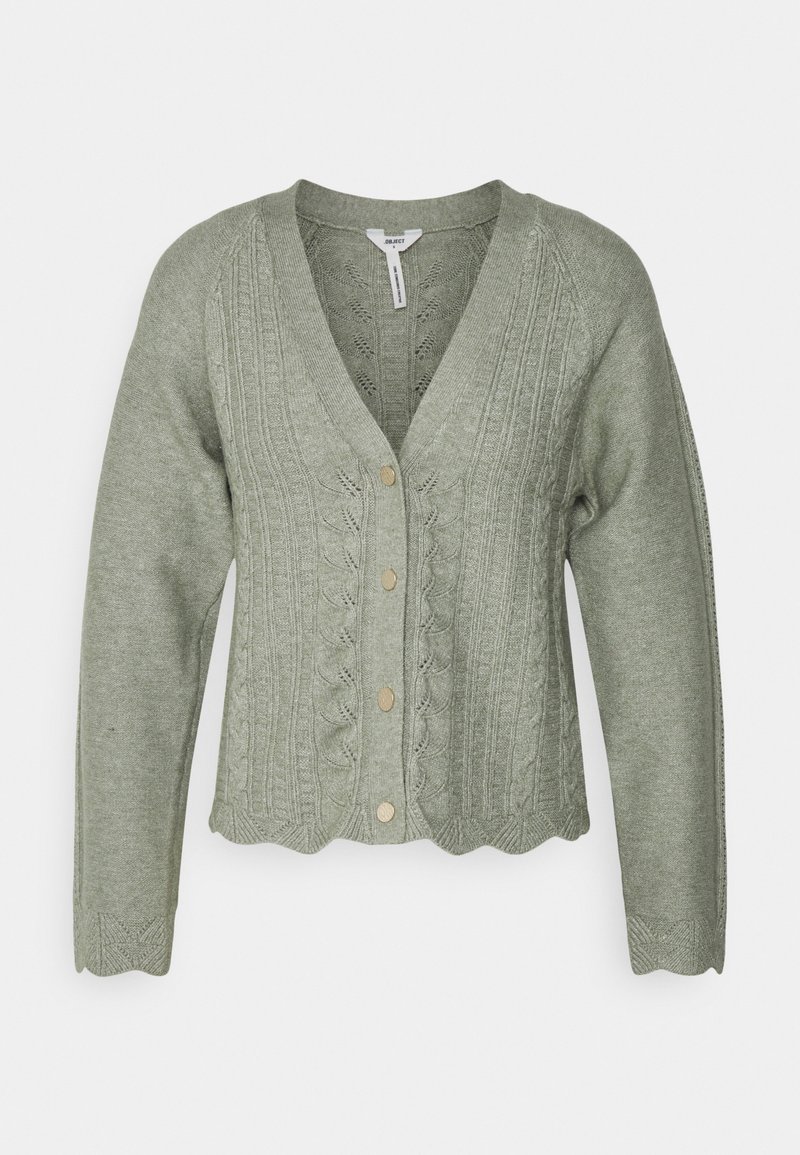 Cardigan vert olive clair avec un col en V, un ourlet scallopé, un motif en maille torsadée texturée et cinq boutons ronds en métal sur le devant.