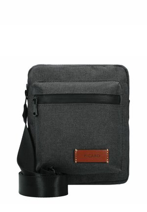 Bolso bandolera de tela gris con una superficie texturizada, que cuenta con un bolsillo frontal con cremallera y una etiqueta de cuero marcada como "PICARD". Correa ajustable.
