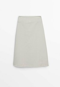 Jupe trapèze gris clair longueur genou avec une large ceinture et une texture de tissu simple et lisse.