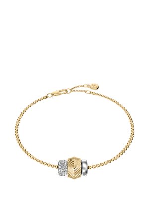 Goldperlenarmband mit drei zentralen Anhängern: Silber mit Kristallen, goldener strukturierter Chevron und glatter Silberring.