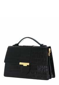 Sac à main en simili-crocodile noir avec un fermoir en ton doré, design structuré, poignée supérieure et fermeture à rabat. Surface texturée avec des écailles visibles.