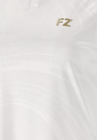 Valkoinen polo-paita, jossa on hienovarainen tekstuuripinta, kaulus ja kultainen "FZ"-logo rinnassa. Valmistettu sileästä kankaasta.