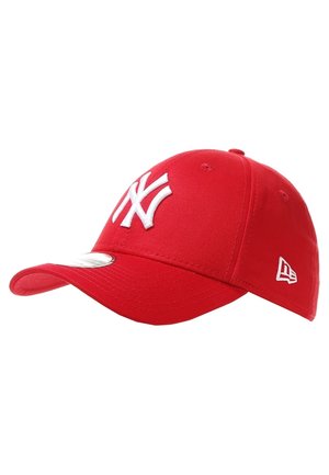 Rote Baseballkappe mit weißem New York Yankees-Logo vorne und weißem New Era-Logo an der Seite, leicht schräg dargestellt.