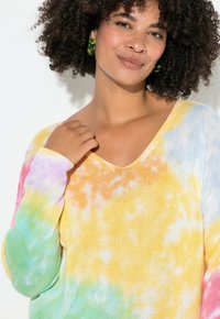 Pastellfarbenes Batikpullover mit V-Ausschnitt, strukturiertem Strickstoff und langen Ärmeln in den Farbtönen Rosa, Blau, Gelb und Grün.