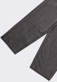 Pantaloni in denim grigio scuro con una vestibilità rilassata, caratterizzati da una superficie liscia e gambe a taglio dritto con cuciture visibili lungo le giunture.