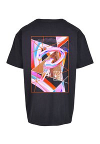 Sort t-shirt med et farverigt geometrisk grafikdesign på ryggen, der inkorporerer forskellige farver og former med et markant stiliseret element.