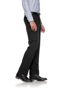 Schwarze Hosen mit geradem Bein-Design, aus einem glatten Stoff gefertigt. Getragen mit einem hellblauen Hemd und schwarzen Lederschuhen.