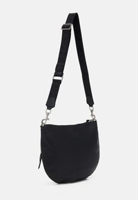 Borsa a tracolla in pelle nera con forma arrotondata e finitura testurizzata. Tracolla regolabile con logo in rilievo e dettagli in metallo argento.