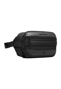 Bolso bandolera negro hecho de tela texturizada con patrón geométrico, con compartimentos con cremallera y correa ajustable.