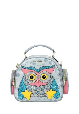 Kleine hellblaue Handtasche mit einem glitzernden Eulendesign in Pink, Blau, Silber und Gelb, mit seitlichen Reißverschlussfächern und einem oberen Griff.