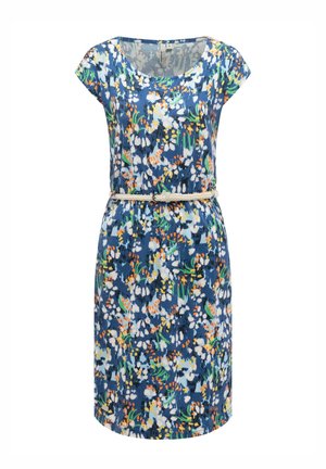 Blå knælang kjole med hvidt, orange og grønt blomsterprint, korte ærmer, rund halsudskæring og et tyndt beige flettet bælte i taljen.