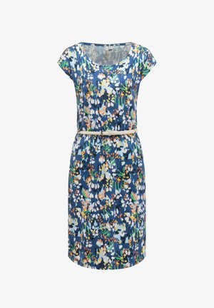 Blå knælang kjole med hvidt, orange og grønt blomsterprint, korte ærmer, rund halsudskæring og et tyndt beige flettet bælte i taljen.