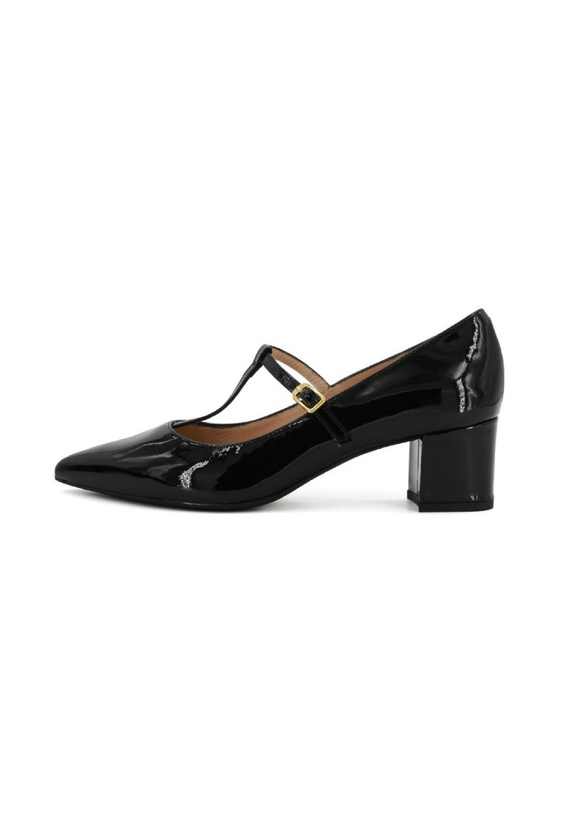 Scarpe con tacco in vernice nera, con punta appuntita, tacco medio a blocco e design a T-strap con accentuazione di fibbia dorata. Texture liscia e lucida.